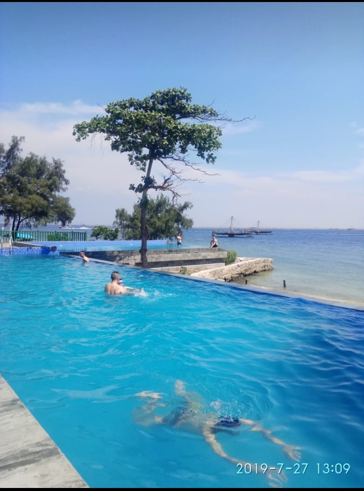 Swimming pool pulau bidadari